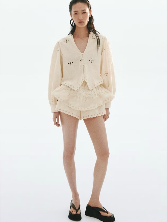 H&M Pants - H&M Eyelet Embroidered Cotton Shorts Size M NWT (Light Beige)